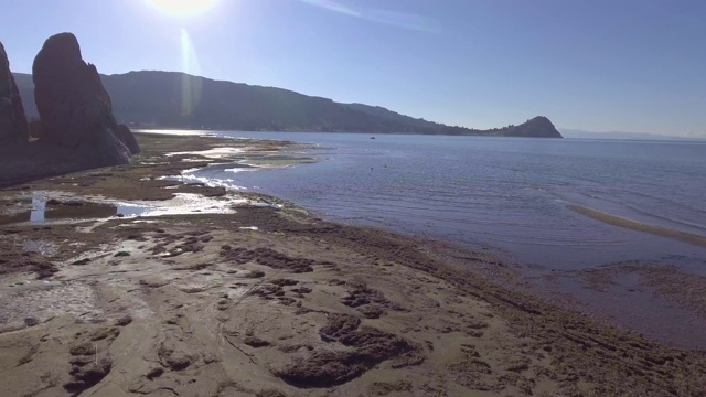 在一个晴朗的日子里，玻利维亚高原上的蓝天，喀喀湖岸边的沙滩视频素材