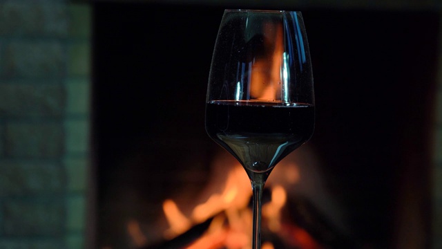 度假时，在乡村别墅舒适的壁炉前喝一杯红酒视频下载