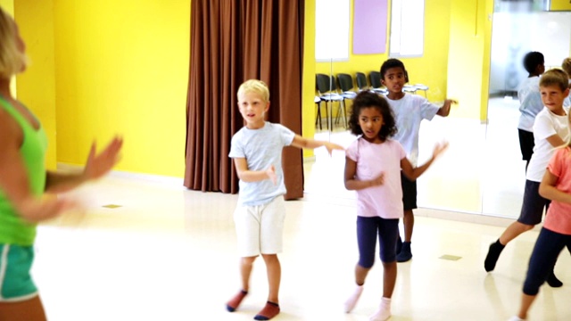 青春期前的舞者与女编舞练习舞蹈视频素材