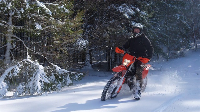 男人在雪地里越野摩托车。视频下载