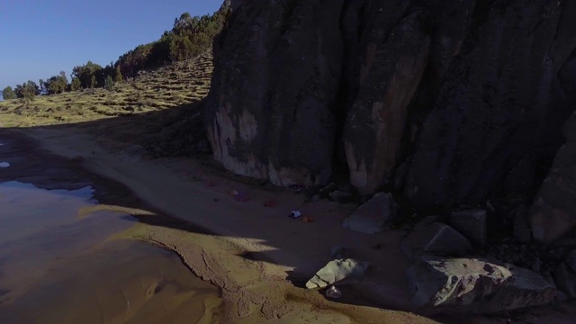 晴朗的一天，玻利维亚高原上的蓝天，在喀喀湖岸边的沙滩上搭起了帐篷视频素材