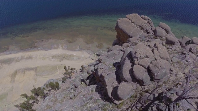 位于喀喀湖岸边的落基山脉，被称为“沉睡的龙”视频素材