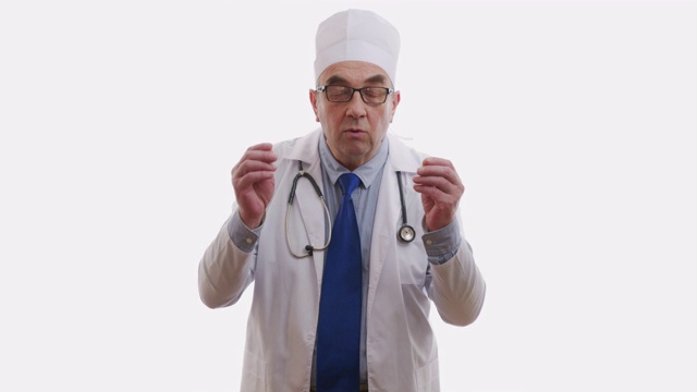 医生站在白色背景上，用手打手势，动作缓慢，6公里视频素材