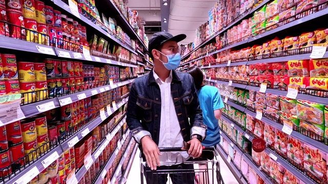 在冠状病毒爆发期间，亚洲男性购买和购买食物以囤积视频素材