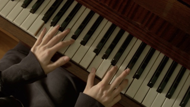 俯视图女子快速弹奏钢琴。视频素材