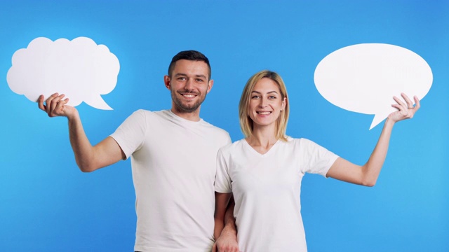 心烦意乱的女人和男人拿着纸想蓝色背景上的气泡视频下载