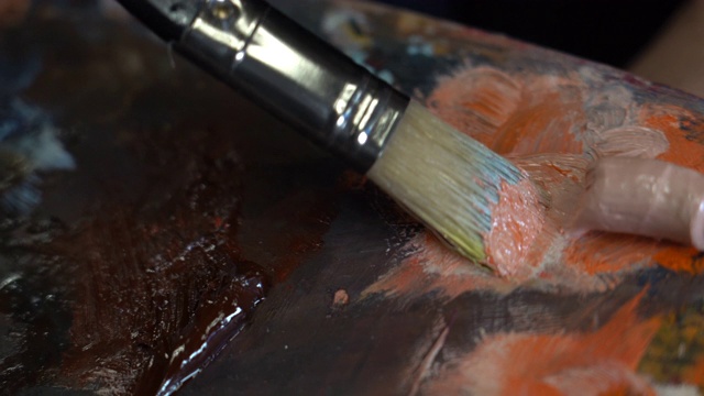 在艺术家调色板上的画笔的特写镜头视频素材