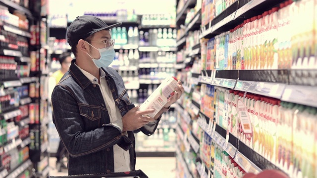 在冠状病毒爆发期间，亚洲男性购买和购买食物以囤积视频素材