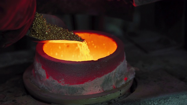 在黄金铸造中熔化黄金，在首饰制造中冶炼废金视频下载