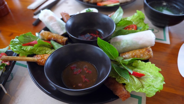 越南美食春卷配烤虾球视频素材