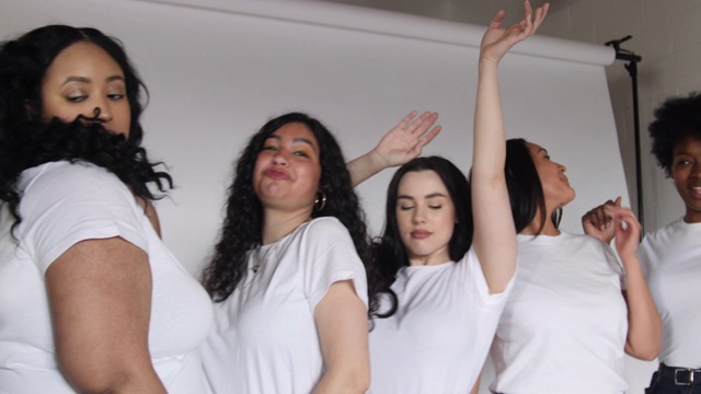 身体积极的女性在白色背景上跳舞视频素材