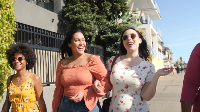 一群身体呈阳性的妇女在城市街道上散步聊天视频下载
