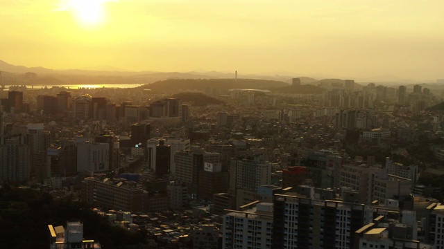 日落时分的麻浦谷和西大门谷城市景观/首尔，韩国视频下载