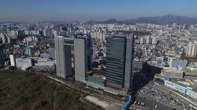 韩国首尔龙山电子市场和龙山车站附近的城市建筑视频下载