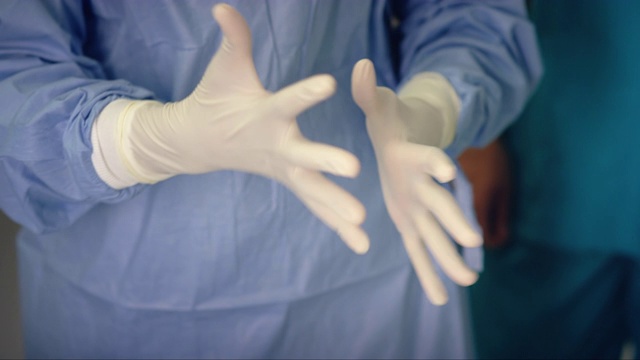 戴着手术手套的CU女医生视频下载