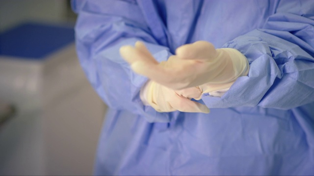 CU医生戴上手术手套视频下载
