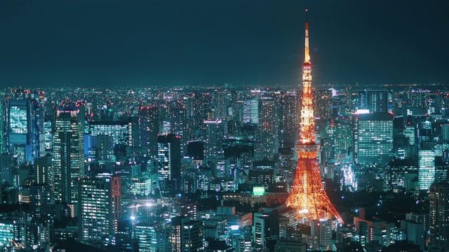东京塔，东京在摩天大楼之间的夜晚视频下载