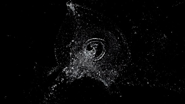 在4k黑色背景下，水在慢镜头中爆炸并扩散水滴视频素材