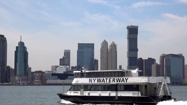 纽约哈德逊河上的渡轮。视频下载