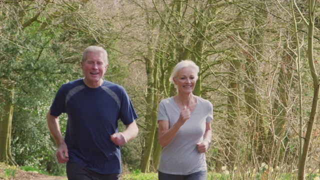 在Covid - 19封锁期间，老年夫妇在乡村跑步锻炼视频素材