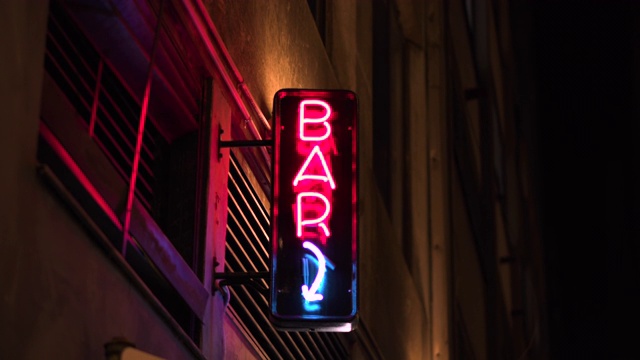霓虹酒吧标志中拍。夜生活，城市生活和社交聚会的概念。视频下载