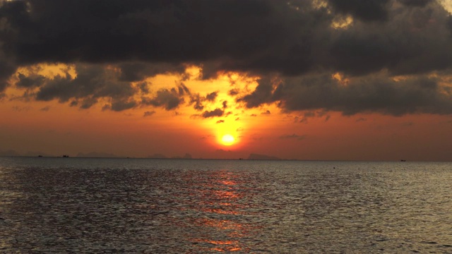 泰国帕岸岛，海面上美丽的日落视频素材