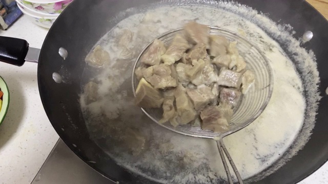 用滤锅搅动牛肉，煮牛肉视频素材