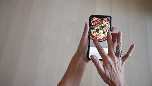 成熟女性独自在移动设备app上订餐视频素材