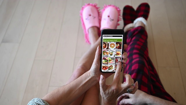 成熟夫妇在移动设备app上点餐视频素材