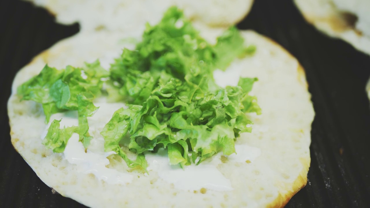 吐司面包配绿叶蔬菜视频下载