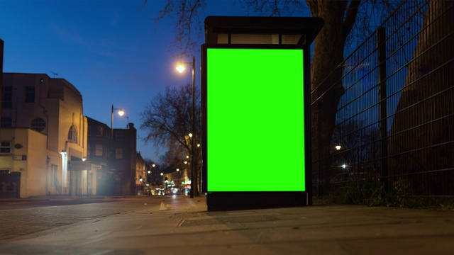 4K色键广告牌在公共汽车站视频素材