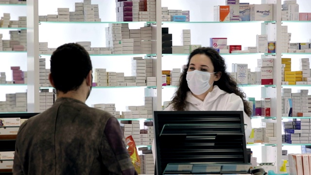 戴口罩的女药剂师告诉戴口罩的男病人如何用药视频下载