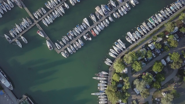 从上至下的ariel视图在上午在Balatonboglár，巴拉顿湖，匈牙利港口的帆船视频下载