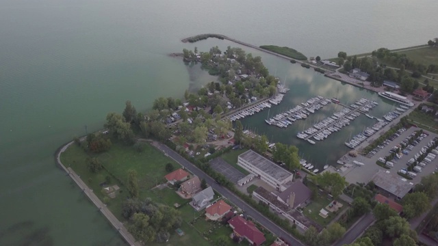匈牙利巴莱顿湖Balatonboglár，无人机拍摄到港口上的帆船，云朵倒映在平静的水面上视频下载