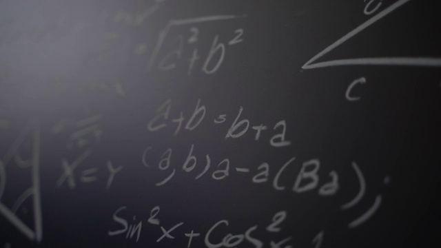 慢镜头拉近数学公式在黑板上与白色粉笔。视频素材