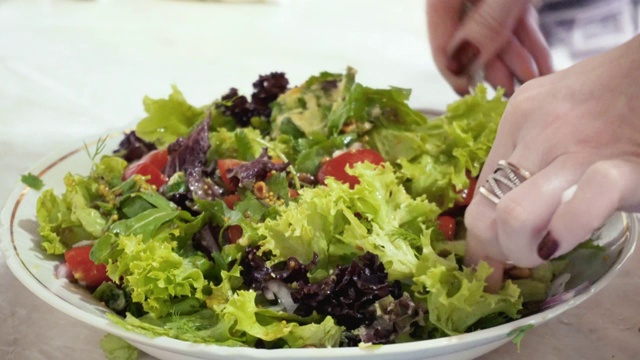 做素食沙拉。健康饮食的概念。健康食品。视频素材