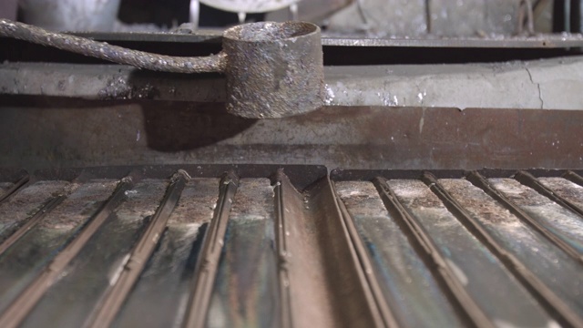 将液态金属倒入焊料棒模具中视频素材