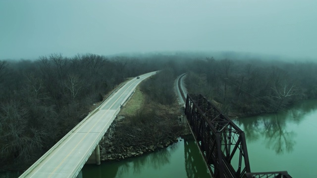 俄克拉何马州伊利诺斯河大桥上的冬雾视频下载