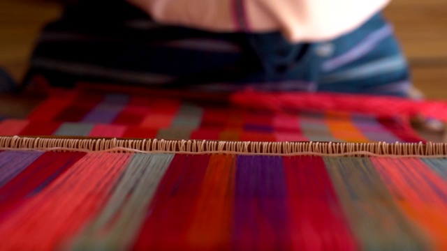 妇女编织传统的泰国织物视频下载