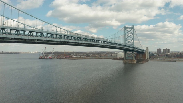 一架无人机在费城的本杰明富兰克林大桥旁升空视频素材