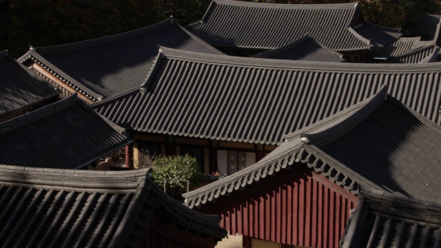 阳光照射在韩国全罗南道顺天寺松光沙寺的“吉瓦”屋顶上视频素材