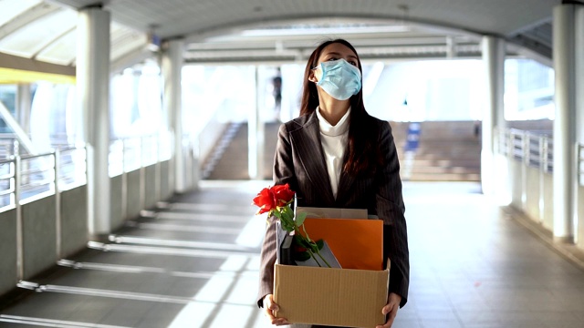亚洲妇女在冠状病毒危机中的失业视频素材