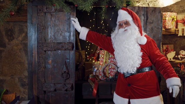 在木门附近，圣诞老人穿着红色衣服的半长肖像。视频下载