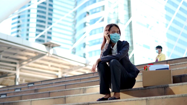 亚洲妇女在冠状病毒危机中的失业视频素材