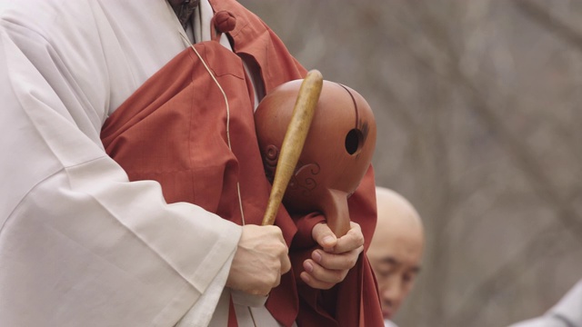 韩国全罗南道顺天寺松光沙寺，和尚在敲木锣视频素材