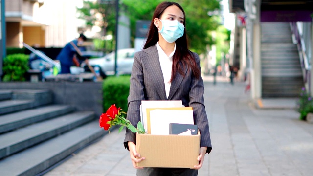 亚洲女性因公司在新冠肺炎疫情期间遭遇裁员或减薪和经济衰退而感到压力视频素材
