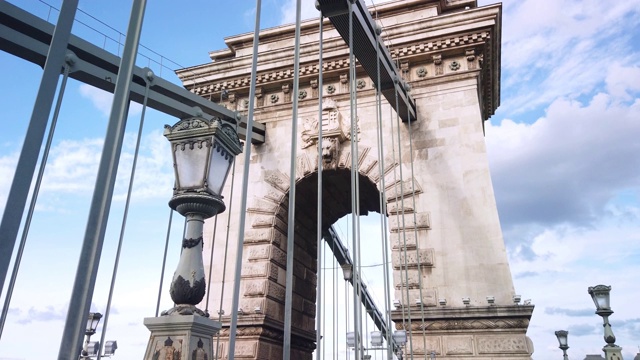 铁链桥是一座建筑杰作，被认为是城市的象征视频素材