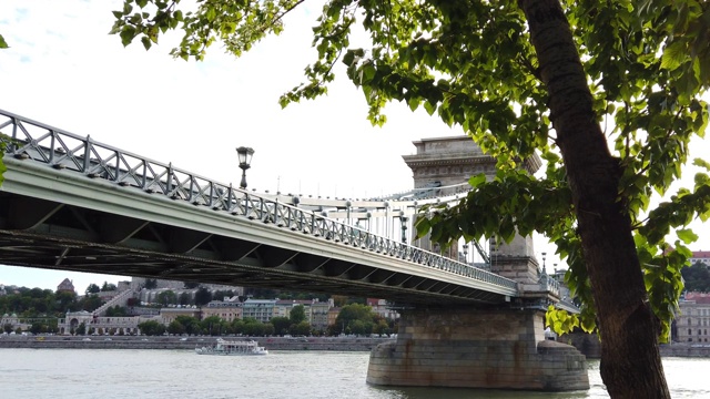 铁链桥是一座建筑杰作，被认为是城市的象征。匈牙利布达佩斯视频素材