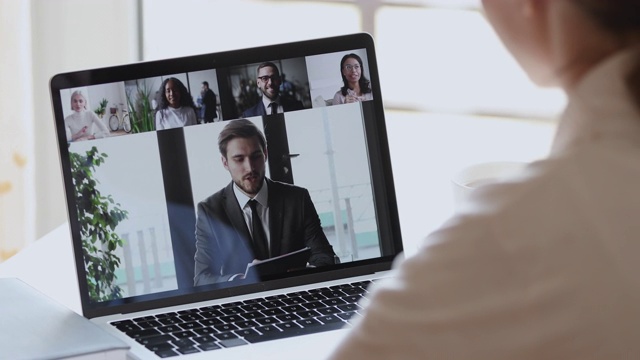 男老板在笔记本电脑屏幕上与业务团队进行视频会议视频素材