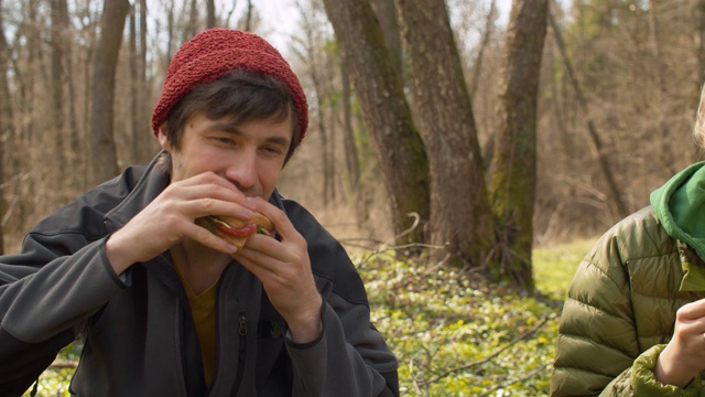年轻的家庭在森林里吃三明治视频下载
